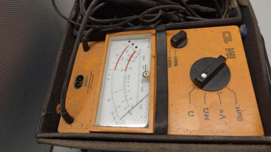 Altes Multimeter IM 10 Isolationsmessgerät Vintage Elektro Messgerät